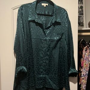 Emerald green leopard print Umgee USA blouse. 2x.